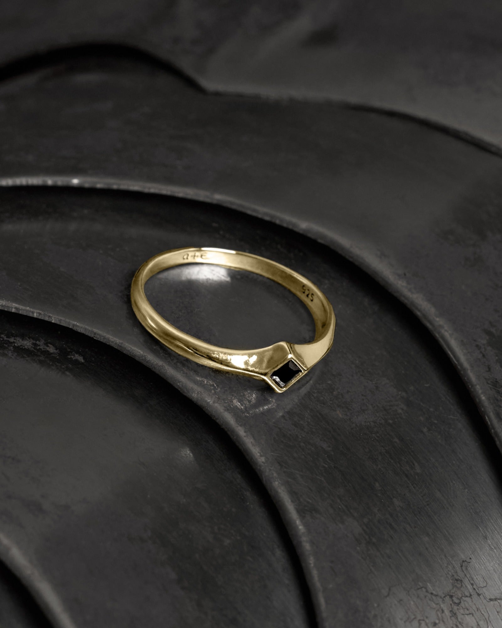 Onyx Arc Ring-Rings- Gold - US4 - Ask & Embla