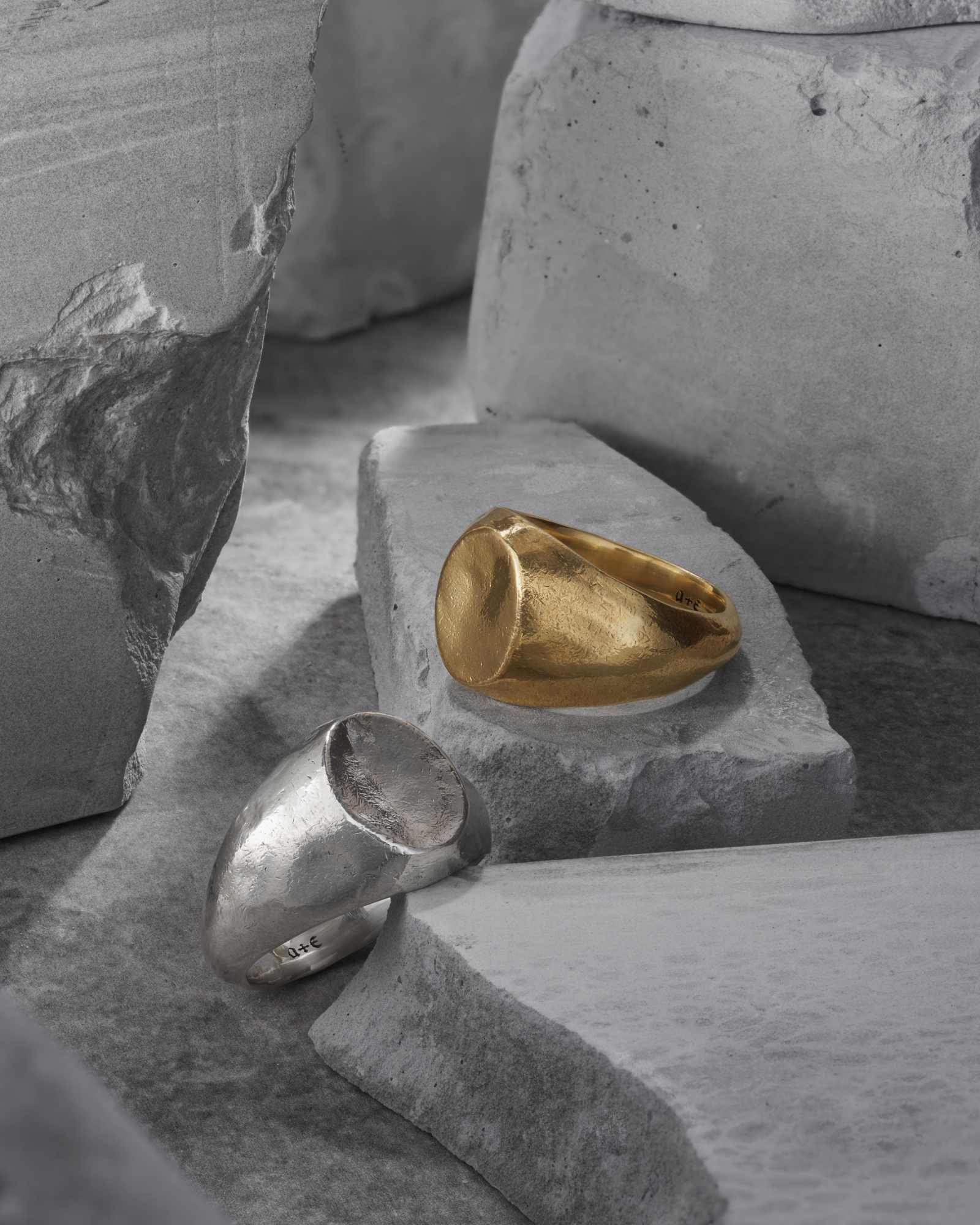Ode Signet Ring-Rings- US 5 - Gold - Ask & Embla